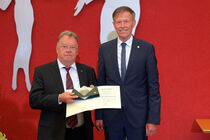 Preisträger Walter Christian Steinbach mit Landtagspräsident Dr. Matthias Rößler und der Medaille