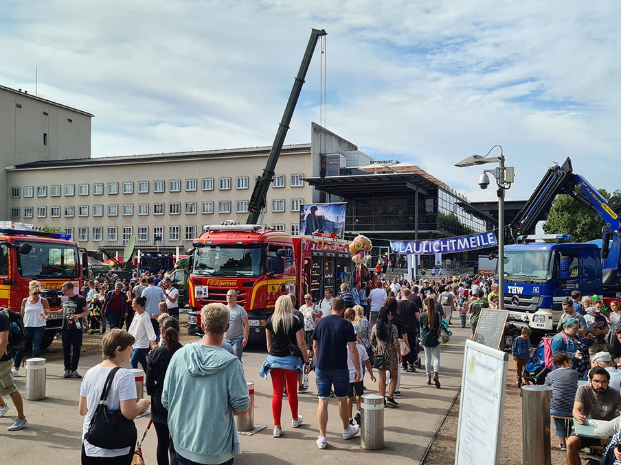 Landtagsvorplatz mit Feuerwehrautos, THW-Fahrzeug und vielen Menschen