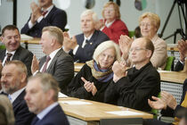 Gäste der Feierstunde im Plenarsaal applaudieren.