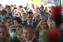 Andrang vieler Menschen am Eingang zum Landtag