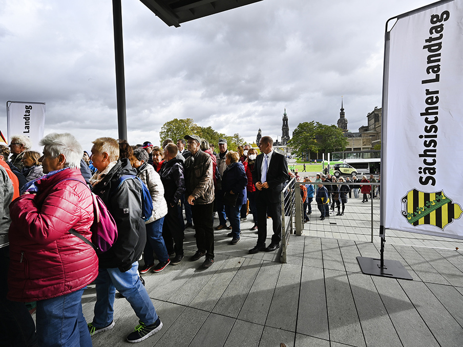 Andrang vieler Menschen am Eingang zum Landtag