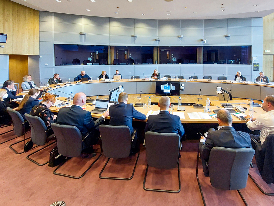 Sitzungsteilnehmer bei der auswärtigen Sitzung im Gebäude der Europäischen Kommission