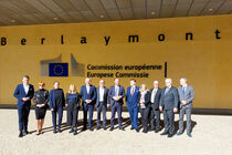 Mitglieder des Europaausschusses vor dem Berlaymont-Gebäude der Europäischen Kommission