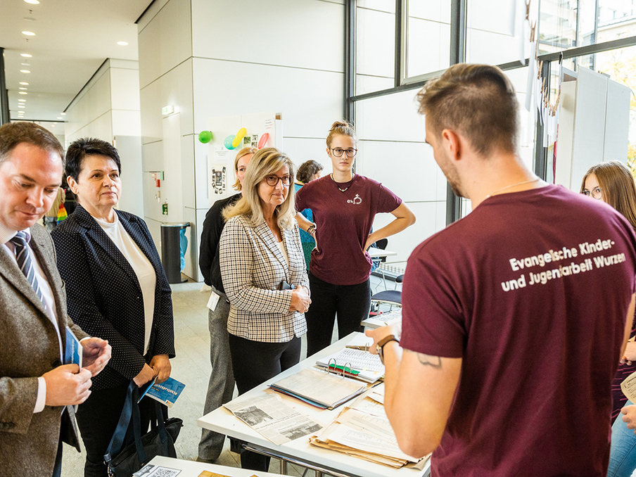 Landtagsvizepräsidentin Andrea Dombois und weitere Abgeordnete am Stand der Evangelischen Kinder- und Jugendarbeit Wurzen im Gespräch