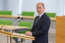 Ivo Klatte, Pressesprecher des Sächsischen Landtags, eröffnete die Veranstaltung mit einem Grußwort im Plenarsaal