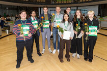 Gruppenbild der Finalistinnen und Finalisten (Plätze 4 bis 11) im Plenarsaal