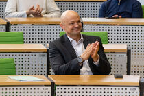 Landtagsvizepräsident André Wendt sitzt im Publikum im Plenarsaal.