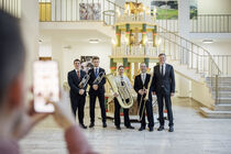 Gruppenbild der Blasmusiker mit Landtagspräsident Dr. Matthias Rößler vor der beleuchteten Pyramide