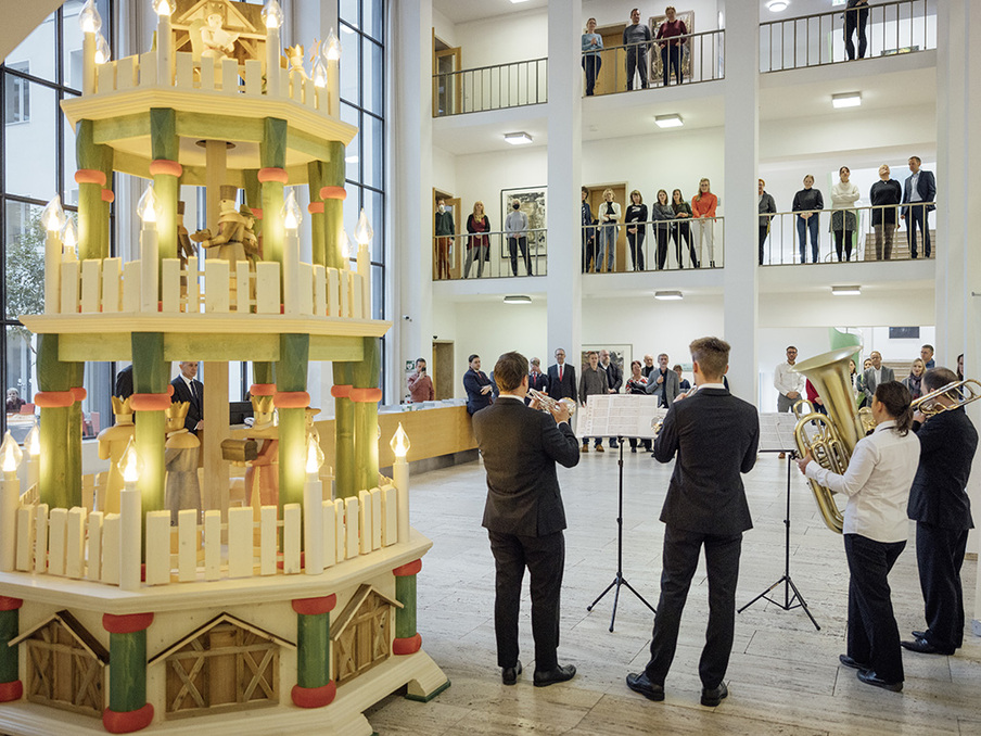 Pyramiedenanschub vor vielen Gästen im Sächsischen Landtag