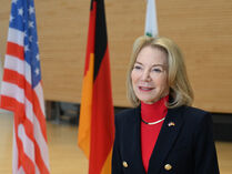 Botschafterin Dr. Amy Gutmann in der Lobby des Landtags
