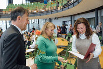 Frau Petra Köpping und Herr Dr. Matthias Rößler im Gespräch mit einem Gast.