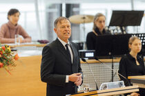 Präsident des Sächsischen Landtags, Dr. Matthias Rößler hält Rede im Plenarsaal.