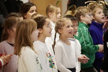 Schülerinnen und Schüler aus Leipzig singen Weihnachtslieder.