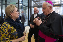 Staatsministerin Barbara Klepsch im Gespräch mit einem Kirchenvertreter