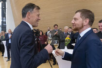 Landtagspräsident Dr. Matthias Rößler und Ministerpräsident Michael Kretschmer stoßen auf das neue Jahr an.