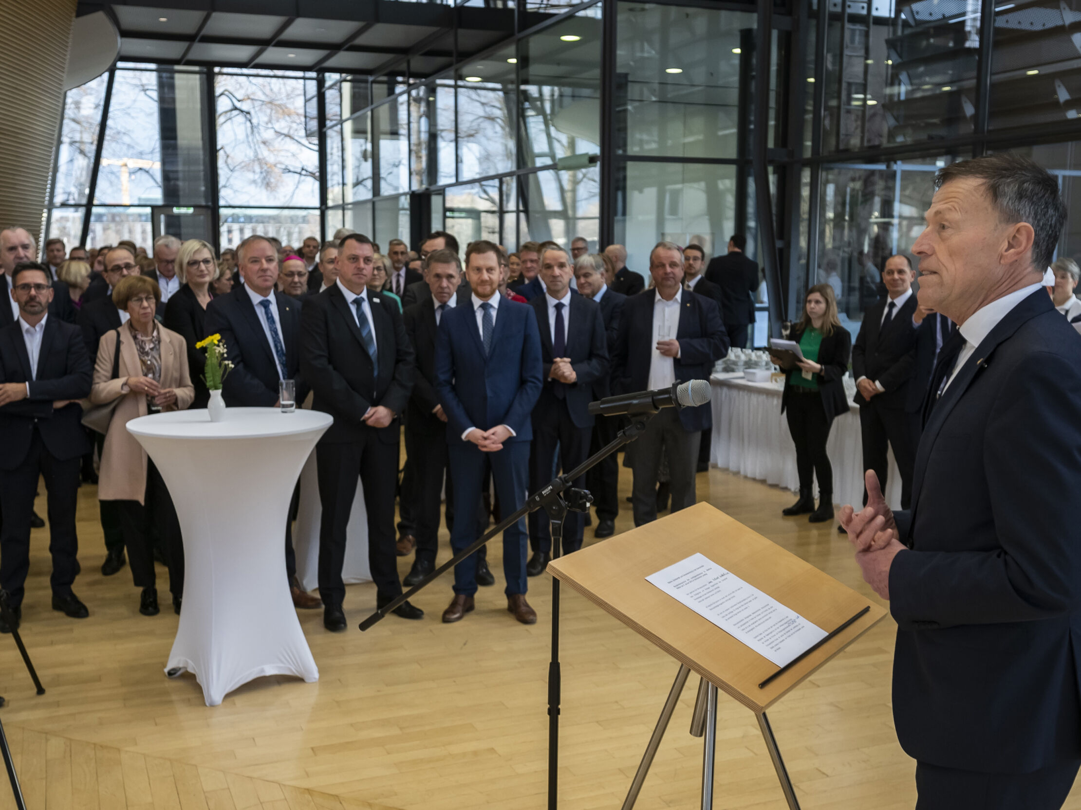 Landtagspräsident Dr. Matthias Rößler am Rednerpult vor vielen Gästen in der Lobby