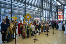 Sternsinger in der Lobby vor vielen Gästen