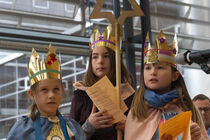 Sternsinger singen in der Lobby.