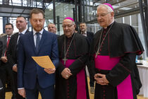 Ministerpräsident Michael Kretschmer mit Kirchenvertretern beim Gesang