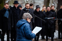 Renate Aris während ihrer Rede am Mirkofon