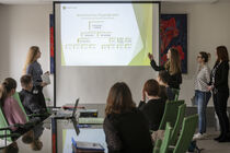 Auszubildende zeigen den Schülern eine Präsentation über den Landtag als Ausbildungsstätte.