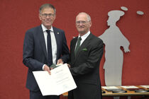 Landtagspräsident Dr. Matthias Rößler mit Preisträger Prof. Dr. Karl-Heinz Binus sowie Medaille und Urkunde.