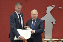 Landtagspräsident Dr. Matthias Rößler mit Preisträger Berndt Dietze sowie Medaille und Urkunde.