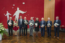 Gruppenbild mit allen Preisträgerinnen und Preisträgern der Verfassungsmedaille 2023 und Landtagspräsident Dr. Matthias Rößler