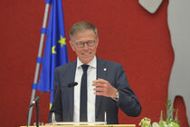 Landtagspräsident Dr. Matthias Rößler spricht am Rednerpult, hinter ihm ist die Europaflagge zu sehen.