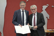 Landtagspräsident Dr. Matthias Rößler mit Preisträger Bernd-Lutz Lange sowie Medaille und Urkunde.