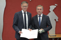 Landtagspräsident Dr. Matthias Rößler mit Preisträger Aloysius Mikwauschk sowie Medaille und Urkunde.