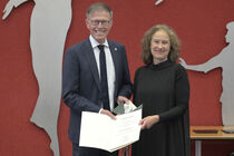 Landtagspräsident Dr. Matthias Rößler mit Preisträgerin Dr. Uta Neidhardt sowie Medaille und Urkunde.