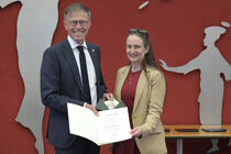 Landtagspräsident Dr. Matthias Rößler mit Preisträgerin Sabrina Sadowska sowie Medaille und Urkunde.