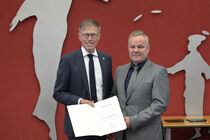 Landtagspräsident Dr. Matthias Rößler mit Preisträger Bernd Schlobach sowie Medaille und Urkunde.