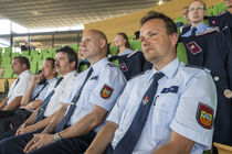 Kameraden der Freiwilligen Feuerwehr Radeberg verfolgen die Anhörung auf der Besuchertribüne.