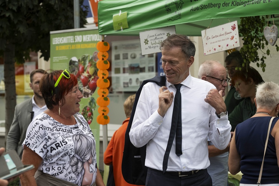 Landtagspräsident Dr. Matthias Rößler unterhält sich mit einer Besucherin