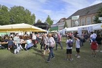 Besucher im Demokratieviertel vor der Landtagsbühne