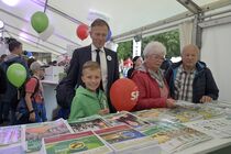 Landtagspräsident am Informationsstand im Zelt des Landtags