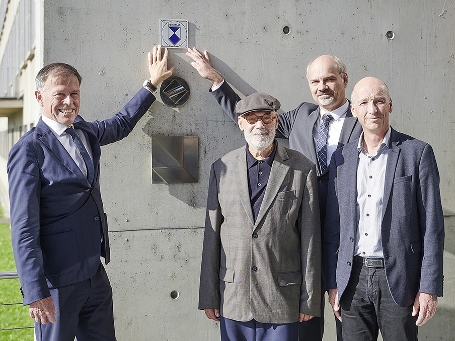 Landtagspräsident Dr. Matthias Rößler mit Architekt Peter Kulka, Landeskonservator Alf Furkert und Jörg Scholich (Niederlassungsleiter SIB) vor der neu enthüllten Denkmalschutzplakette am Landtagsneubau.