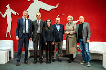Gruppenbild der Podiumsgäste mit Landtagspräsident Dr. Matthias Rößler