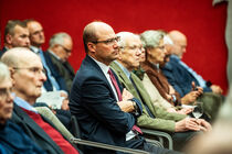 Über 100 Gäste sitzen im Großen Saal des Ständehauses und hören der Ansprache von Dr. Matthias Rößler zu.