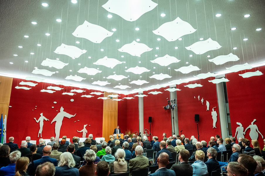 Über 100 Gäste sitzen im Großen Saal des Ständehauses und hören der Ansprache von Dr. Matthias Rößler zu.