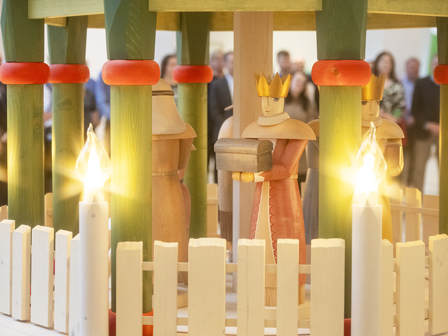 Figur auf der Weihnachtspyramide im Landtag mit Lichtern