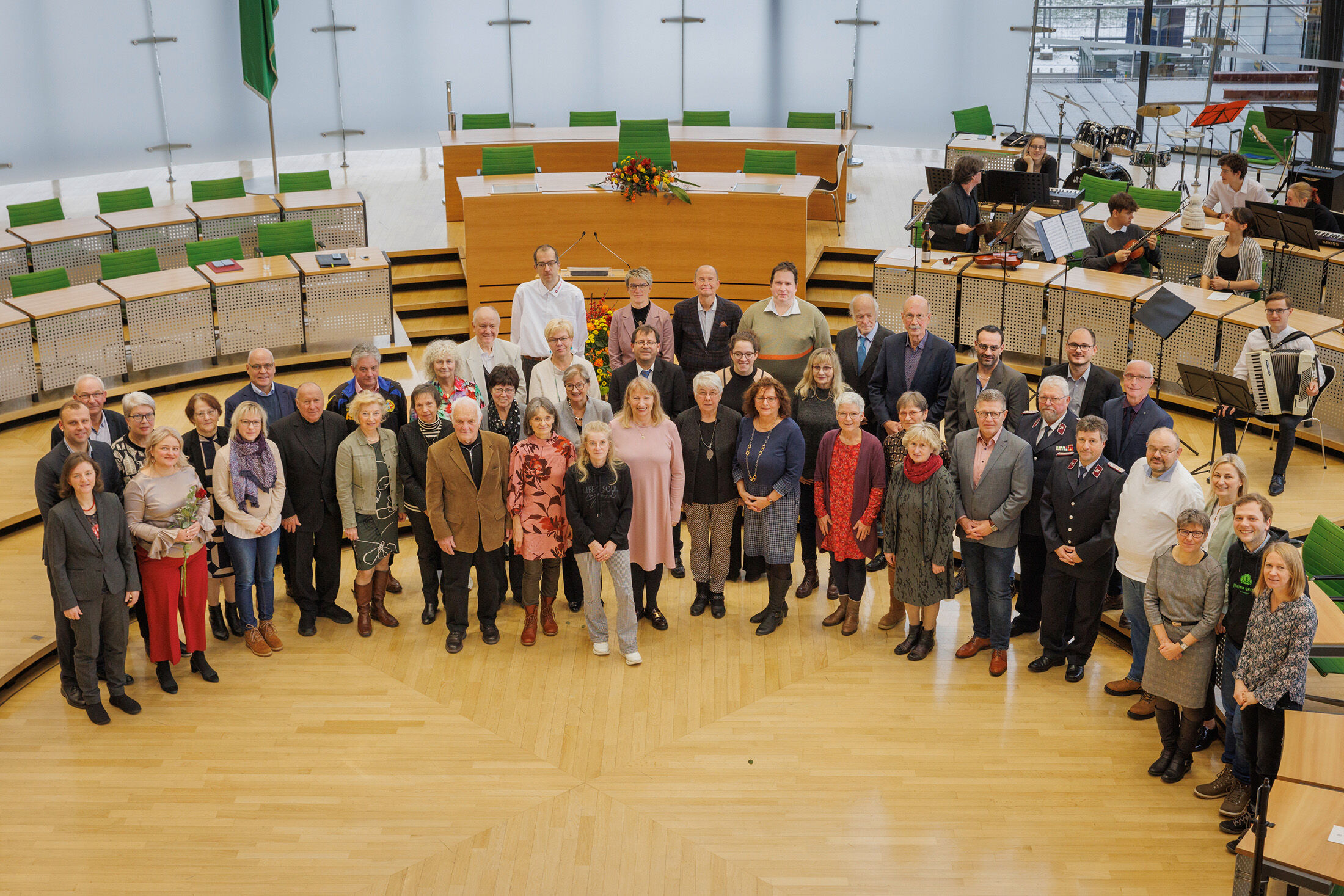 Gruppenbild der Ehrenamtlichen mit Landtagsvizepräsidentin Andrea Dombois und Staatsministerin Petra Köpping im Plenarsaal