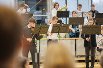 Die Schülerband Crossover- Ensemble spielt während der Veranstaltung ein Stück