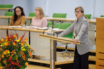 Landtagsvizepräsidentin Andrea Dombois hält ein Grußwort am Rednerpult im Plenarsaal.