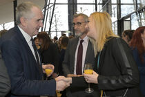Staatsminister Thomas Schmidt begrüßt die tschechische Generalkonsulin.