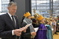 Landtagspräsident Dr. Matthias Rößler singt mit Sternsingern in der Lobby.