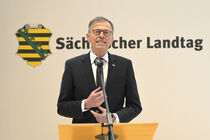Landtagspräsident Dr. Matthias Rößler steht am Rednerpult und spricht.