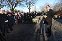 Oberbürgermeister Burkhard Jung spricht vor zahlreichen Besuchern am Mahnmal Abtnaundorf Gedenkworte.